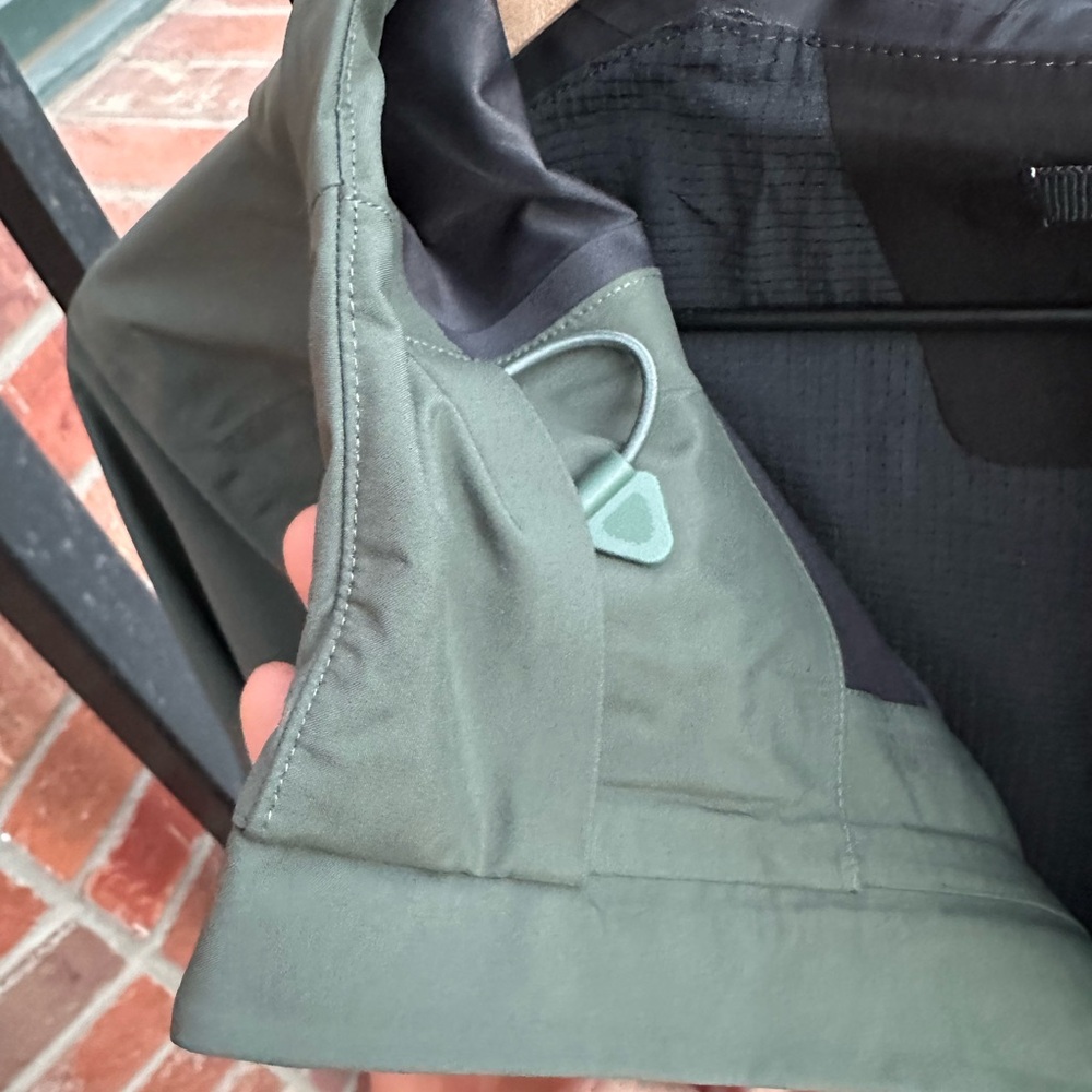 Lululemon Outpour Shell Jacket - Picture 5 of 9